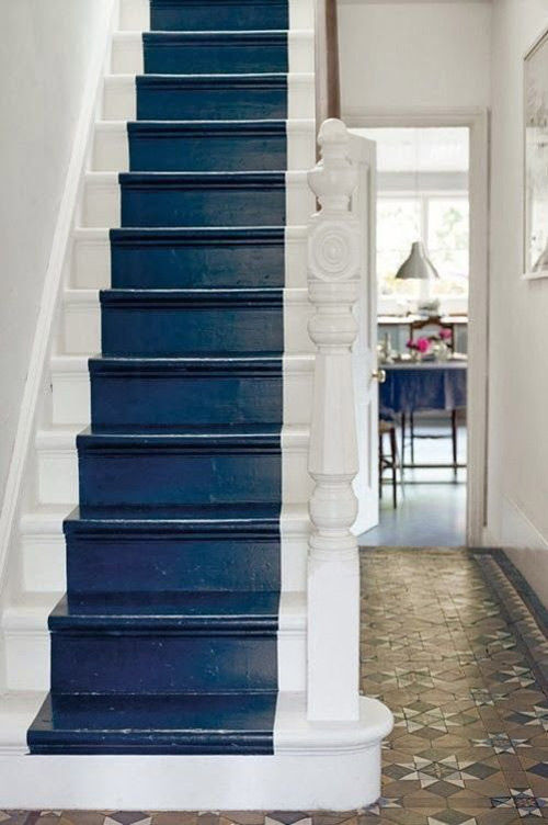 Một thảm dẫn cầu thang được sơn màu 