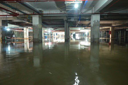 Tầng hầm chung cư biến thành bể bơi sau mỗi cơn mưa