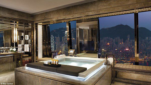 Phòng tắm được thiết kế sang trọng, độc đáo và tiện nghi của khách sạn Ritz Carlton 