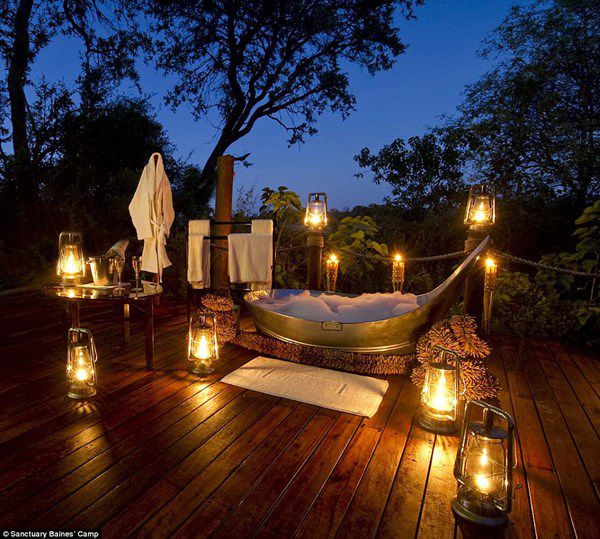 khi đến với phòng tắm tại Sanctuary Baines’ Camp ở Botswana.