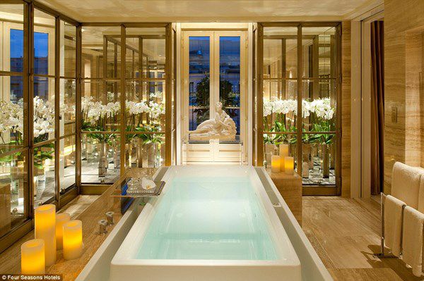 Phòng tắm được thiết kế với không gian lãng mạn