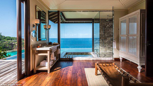 Phòng tắm hướng ra không gian biển thoáng mát ở khách sạn Four Seasons