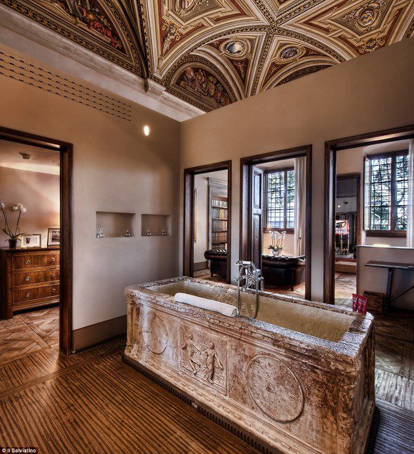 Căn phòng tắm được trang trí theo phong cách cổ điển