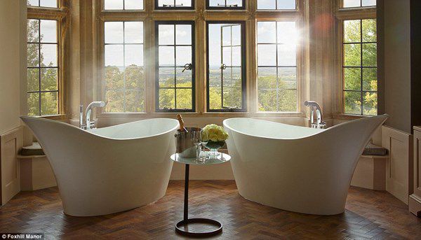 bồn tắm đôi độc đáo tại Foxhill Manor ở Cotswolds.