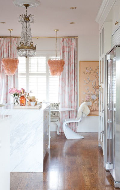 Rèm cửa màu hồng sẽ làm cho căn nhà có tông màu trắng làm chủ đạo trở nên dịu dàng
