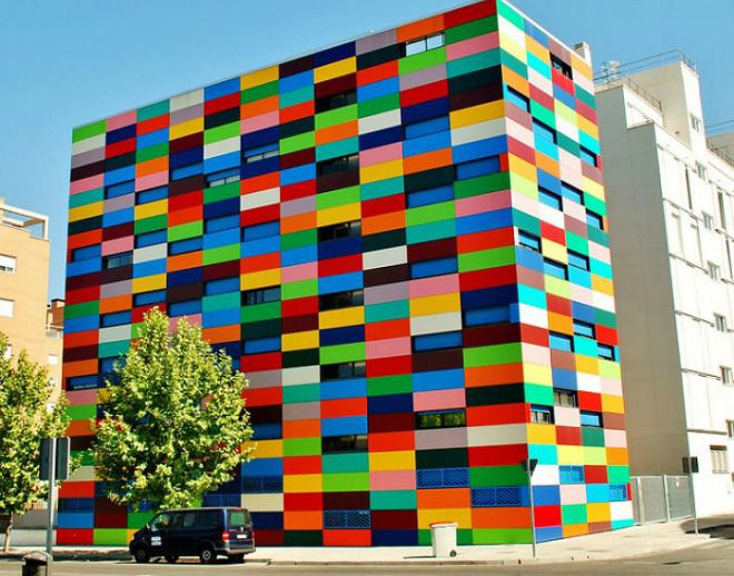 Khó ai có thể đếm được những sắc màu được sử dụng trên bức tường của tòa nhà