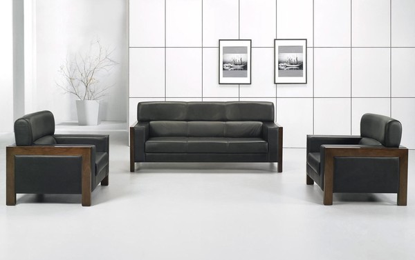 Phòng khách hiện đại, sang trọng với bộ bàn ghế sofa tối màu.