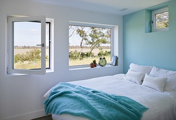 Không gian phòng ngủ trở nên thanh bình, nhẹ nhàng với bức tường được sơn màu xanh nước biển.