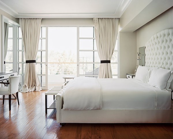 Màu trắng tinh khôi và nhẹ nhàng mang lại không gian dịu êm cho phòng ngủ.