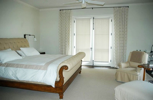 Sơn và nội thất trắng làm toát lên vẻ sang trọng và thanh lịch cho phòng ngủ
