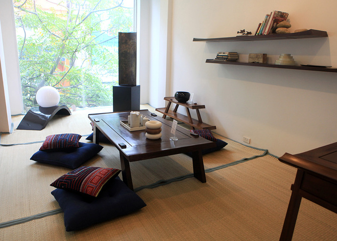 nội thất trong phòng trà được gợi cảm hứng từ những chiếc cổng kiểu Nhật.