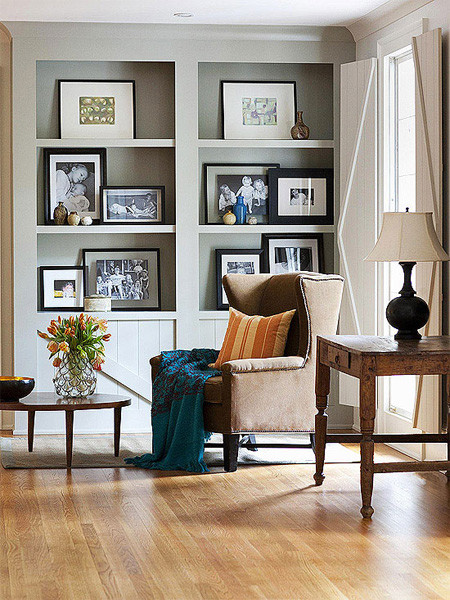 Hãy chọn những bức ảnh gia đình đẹp nhất để bày trong phòng khách.