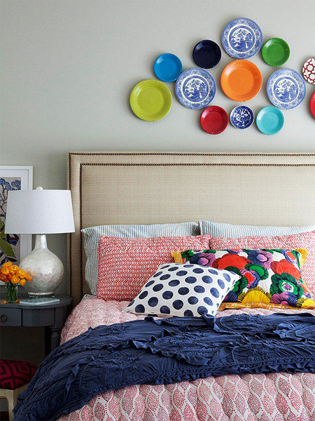 Phòng ngủ của bạn sẽ trở nên tươi vui hơn với những chiếc đĩa nhiều màu sắc.