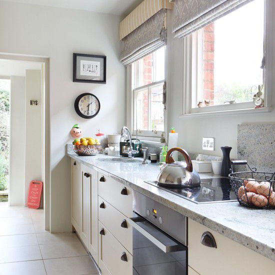 Thiết kế bếp dọc theo tường sẽ giúp bạn tối đa hóa không gian.
