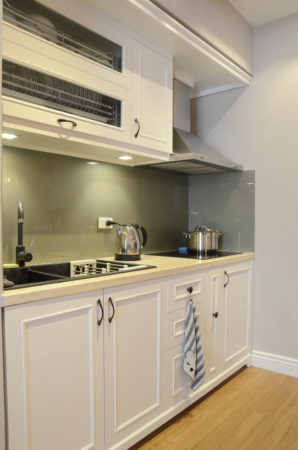 Tone màu ghi và trắng tạo nên sự cá tính cho không gian phòng bếp.