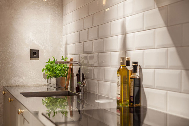 Nhà bếp sử dụng những vật liệu đơn giản, dễ vệ sinh mang cảm giác sạch sẽ.