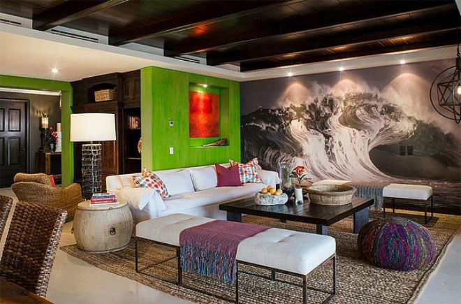 Phòng khách trở nên sinh động với bức tranh treo tường in hình những con sóng lớn. 