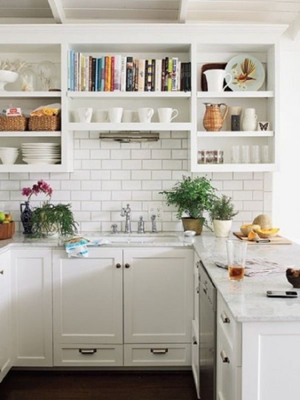 Hãy tạo nên phong cách riêng cho không gian bếp với một ngăn kệ mở nhiều màu sắc