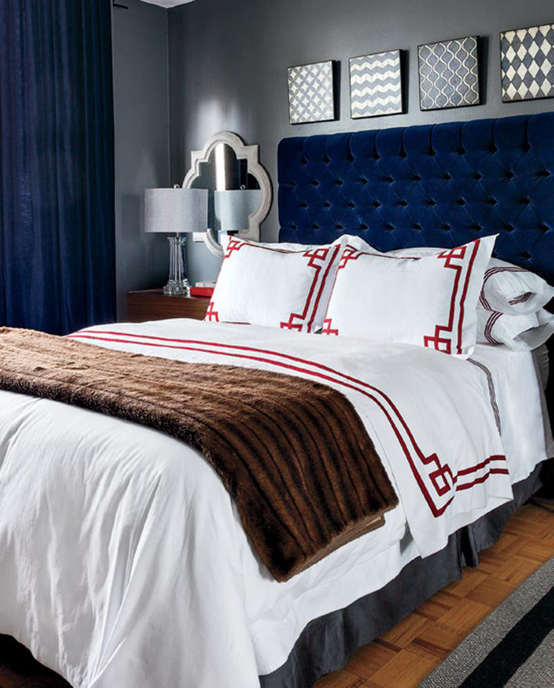 Với màu xanh royal được sử dụng bọc đầu giường và rèm cửa