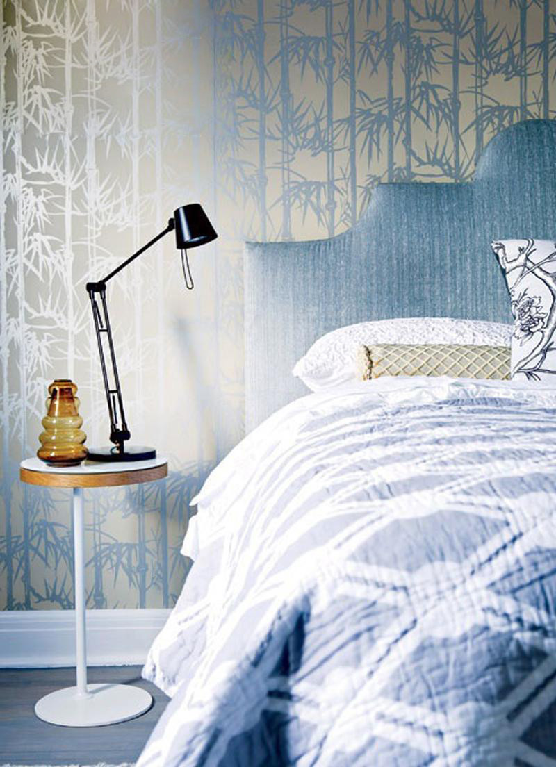 Không gian phòng ngủ trở nên dịu nhẹ với lớp giấy dán tường màu xanh kim loại 