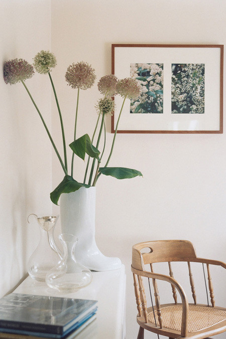 Bình hoa lá với hai sắc trắng - xanh phù hợp với không gian tối giản.
