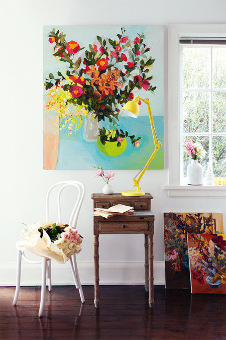 Sử dụng những bức tranh treo tường có hình những lọ hoa rực rỡ