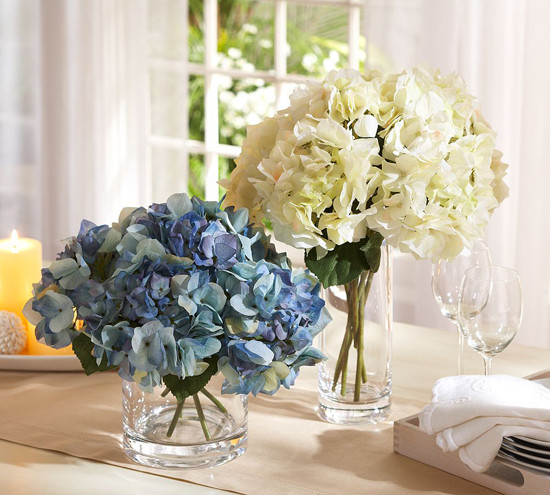Phòng khách của gia đình bạn sẽ trở nên sống động và ấm cúng hơn với những bình hoa. 