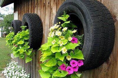 Vườn hoa rực rỡ thiết kế từ những chiếc lốp xe cũ