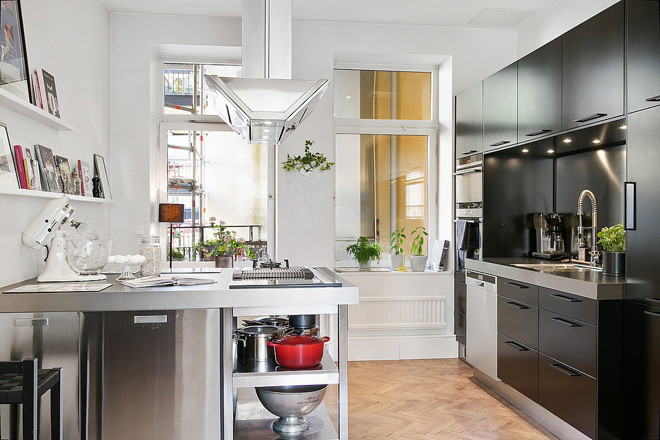 Hệ tủ bếp với tông đen - trắng là điểm nhấn cho không gian bếp màu ghi.