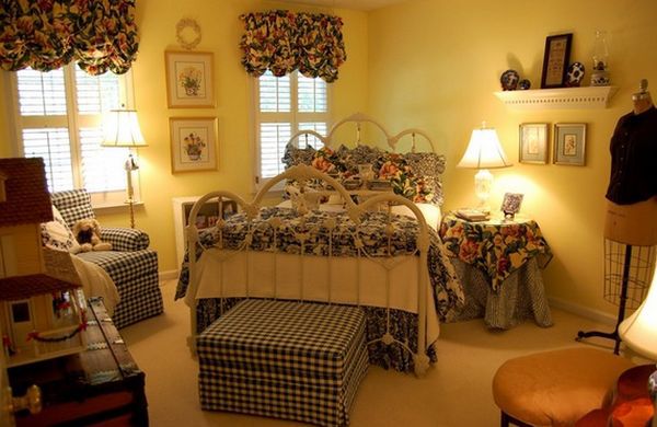 Căn phòng nhỏ vẫn tạo được không gian đi lại thoải mái nhờ chiếc giường được kê chéo góc.​2