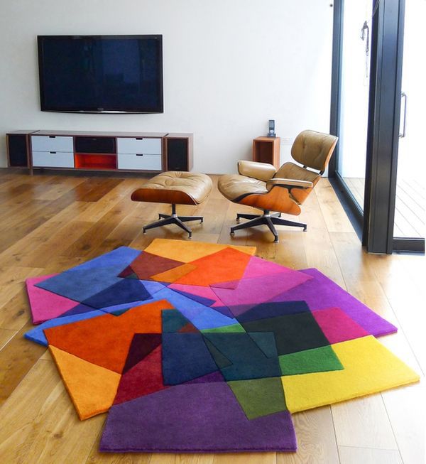 Những mảnh ghép hình vuông với màu sắc khác nhau tạo nên một tấm thảm trải sàn độc đáo.