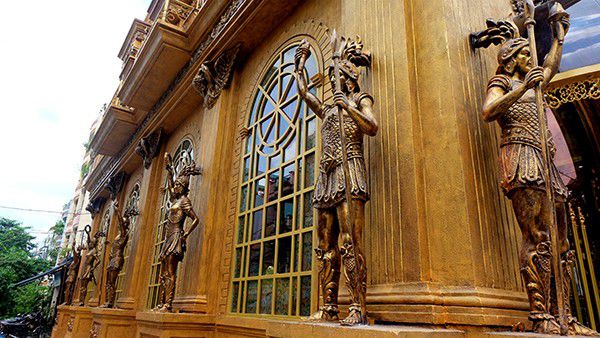 bức tượng các chiến binh thời xưa của nước Ý đứng canh gác.