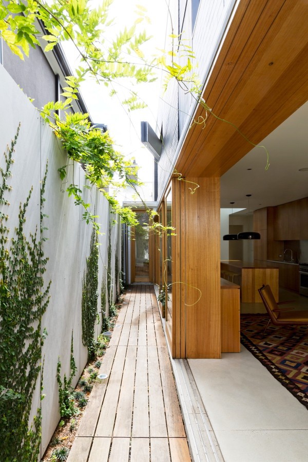 Vẻ đẹp nội thất gỗ trong nhà như được tôn lên nhờ màu xanh cây cối xung quanh.