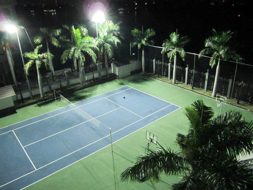 Biệt thự còn có cả một sân tennis phục vụ nhu cầu thể thao của các thành viên.