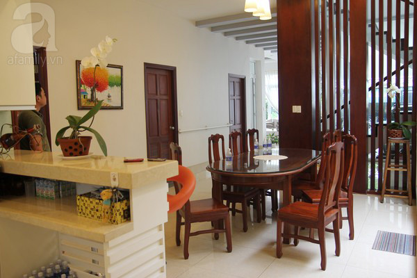 Vách gỗ ngăn cách không gian bếp và phòng ăn với khu phòng khách.