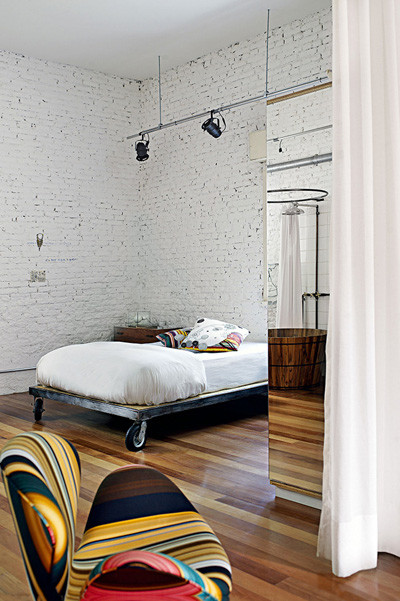 Bức tường gạch mộc sơn trắng cùng kiểu giường đơn giản