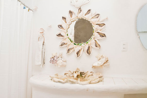 Gương, bồn nước trong phòng tắm làm từ ốc rất sáng tạo, nghệ thuật.