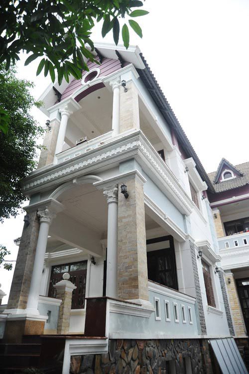 Ngôi nhà trông với những cột đá lớn của diễn viên hài Minh Béo.
