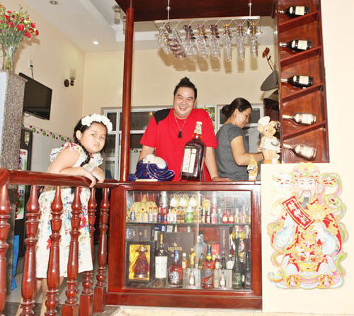 Quầy bar của gia đình được dùng để trưng bày rượu.