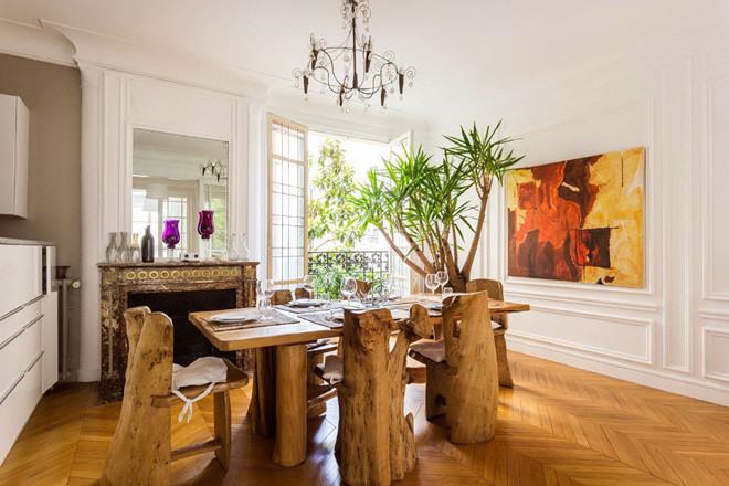 Sự kết hợp giữa nội thất gỗ và cây xanh đem thiên nhiên vào nhà.