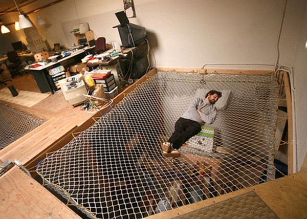 Chiếc giường ngủ độc đáo từ một tấm lưới.
