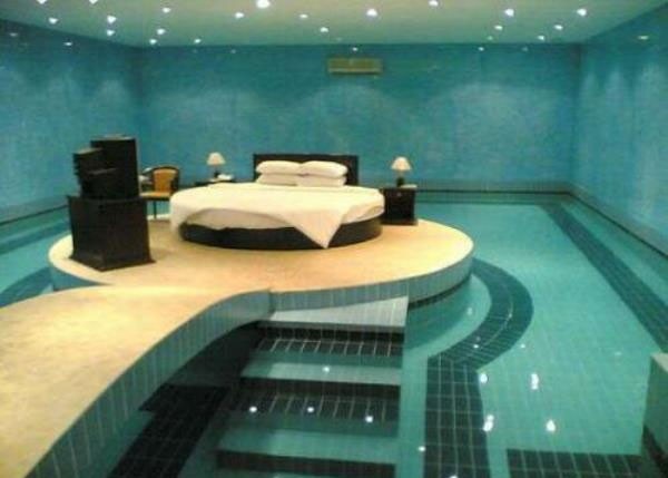 Chiếc giường giữa không gian xanh mát của hồ bơi.