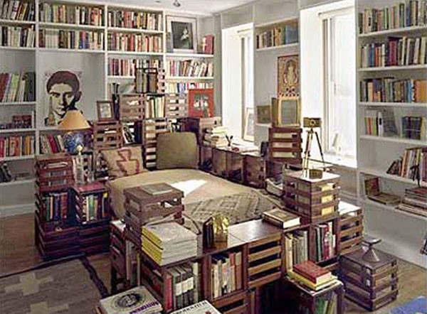 Chiếc giường nằm giữa không gian của những cuốn sách.