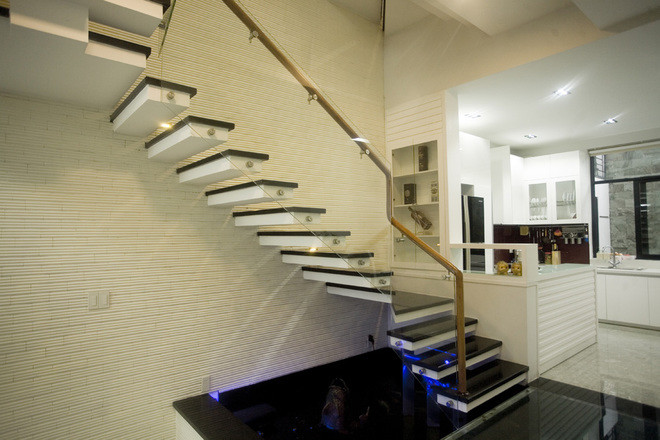 Cầu thang thanh thoát, độc đáo với chất liệu kính thiết kế bậc rỗng.