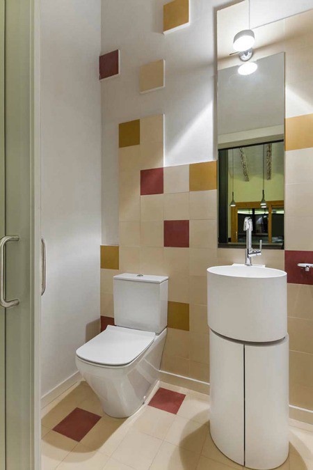 Nội thất công trình nhà tắm có điểm nhấn là những gam màu nóng.