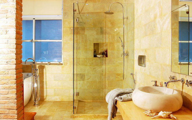 Phòng tắm rộng rãi với những đồ nội thất hiện đại.