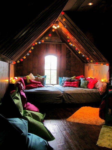Phòng ngủ áp mái màu sắc là nơi thích hợp cho các kỳ nghỉ.