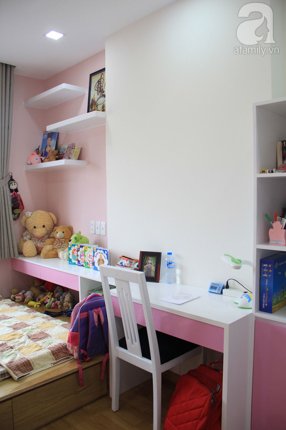 Các ngăn kệ âm tường và kệ mở cung cấp không gian lưu trữ rộng cho bé.
