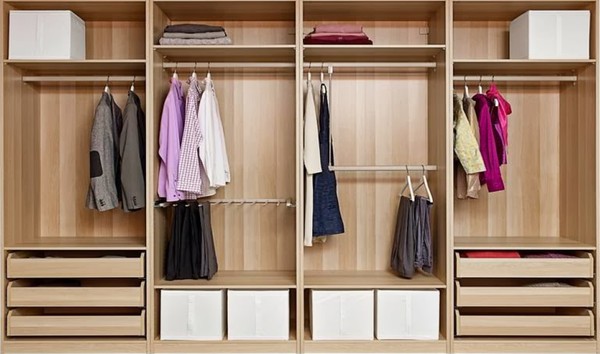 Tủ quần áo bốn buồng nên chọn loại lớn, kiểu dáng hiện đại, nhiều ngăn để đồ.