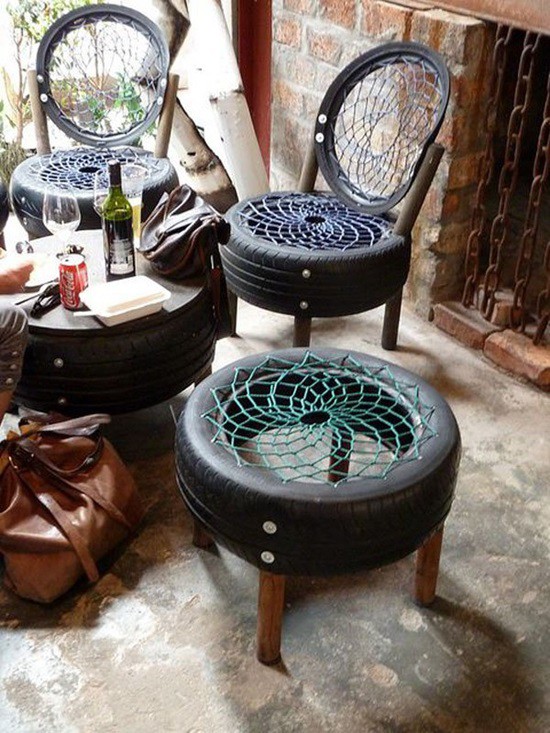 Những chiếc ghế làm từ lốp ô tô cũ.